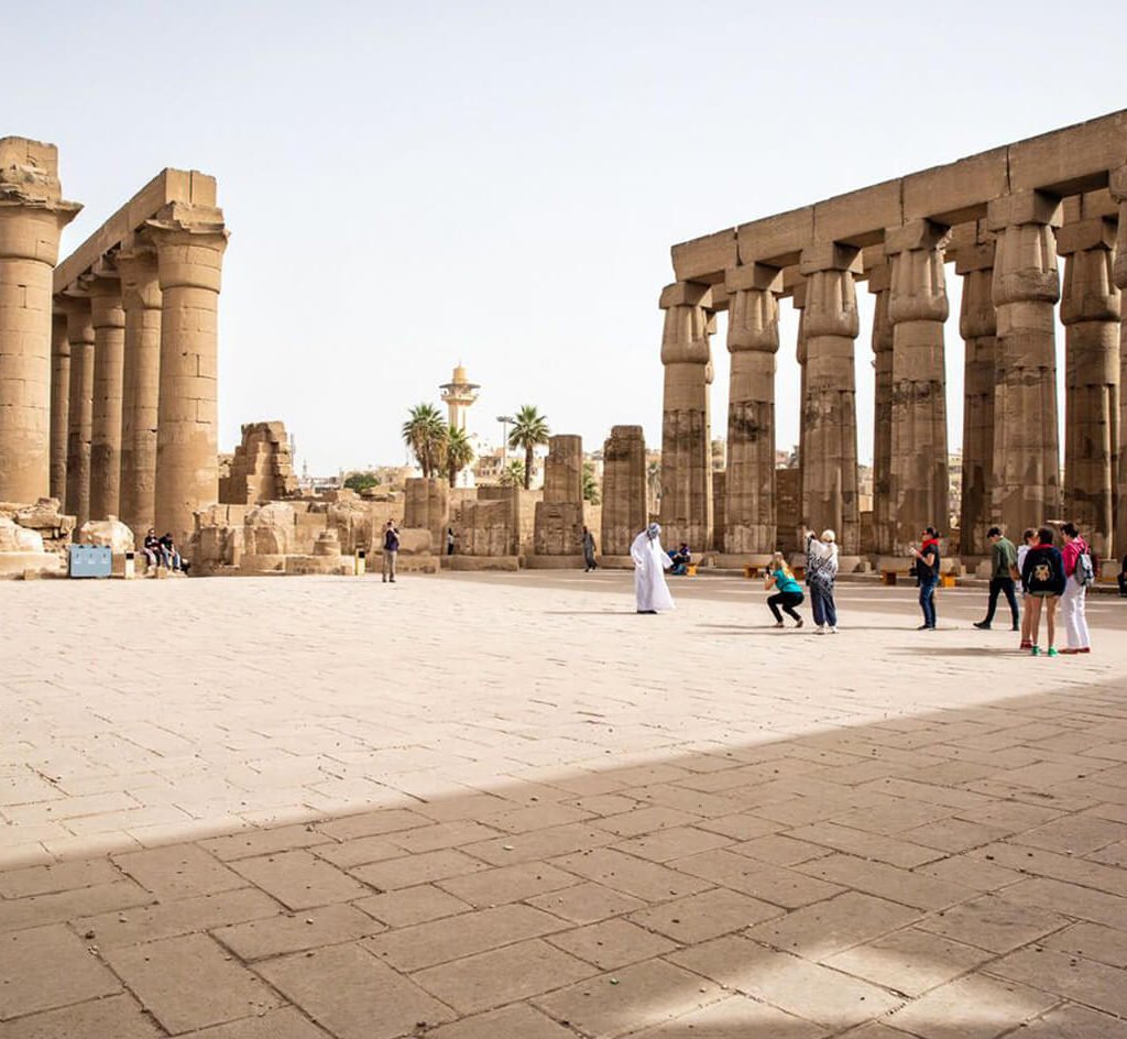 A-wonderful-picture-of-some-tourists-in-Luxor-Temple