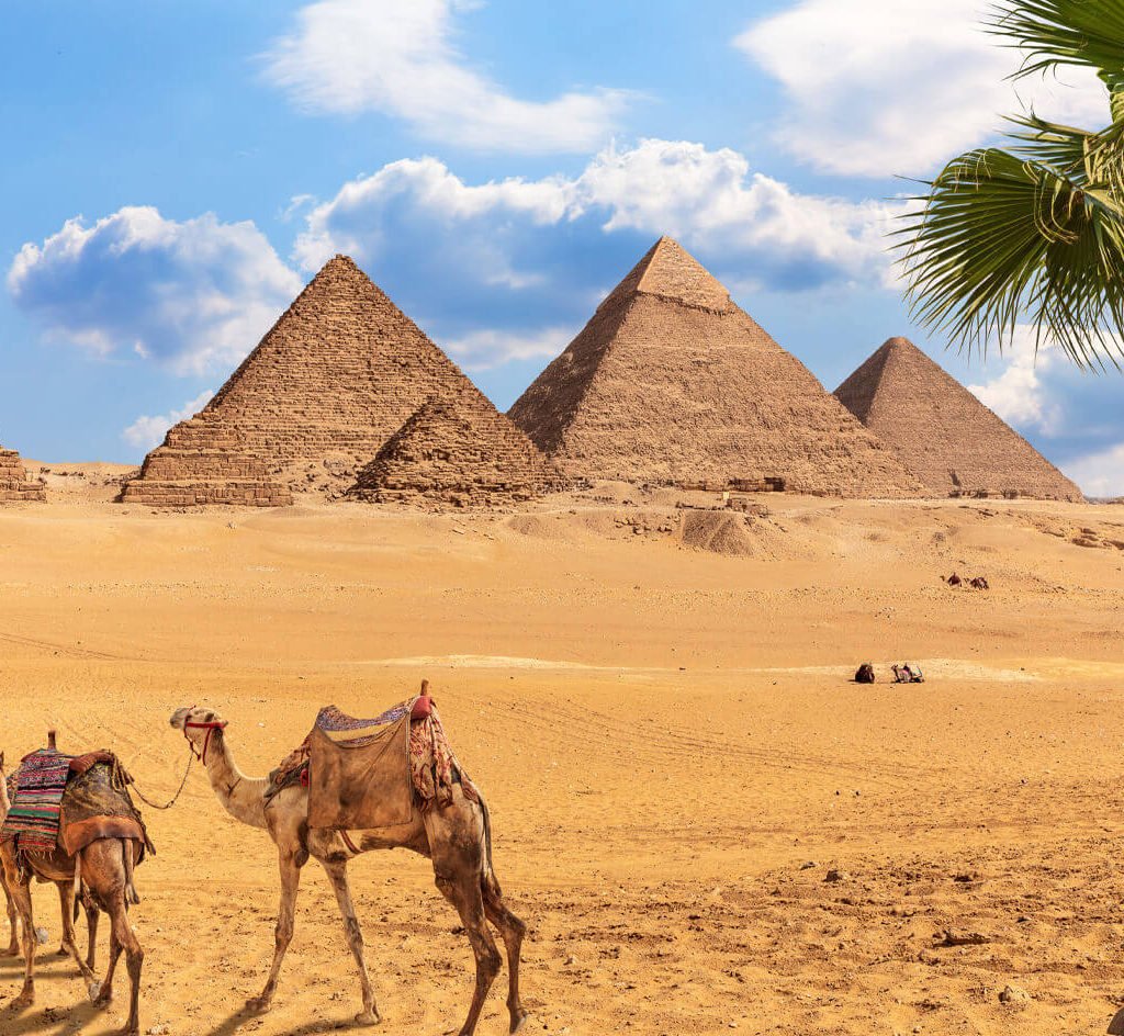 Pictures-of-some-of-the-beauty-in-front-of-the-ancient-pyramids-of-Giza