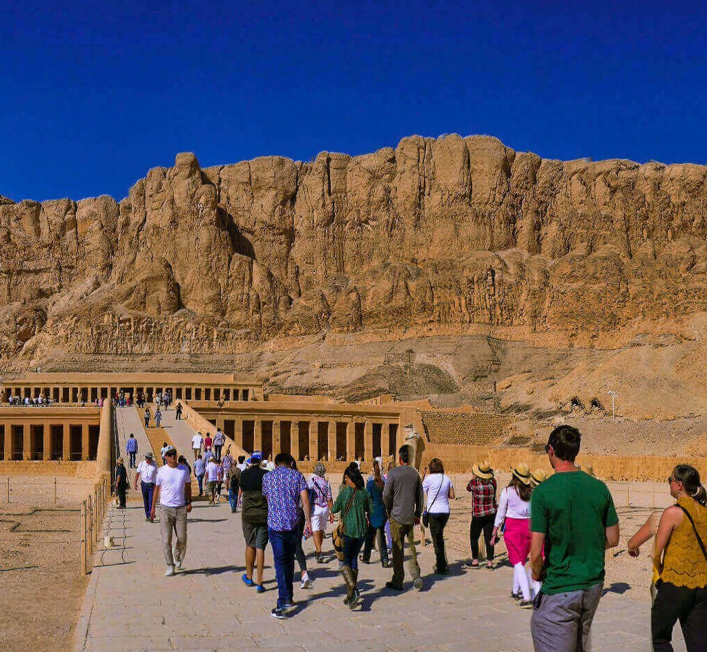 picture-of-the-entrance-to-the-Temple-of-Hatshepsut-during-the-entry-of-visitors