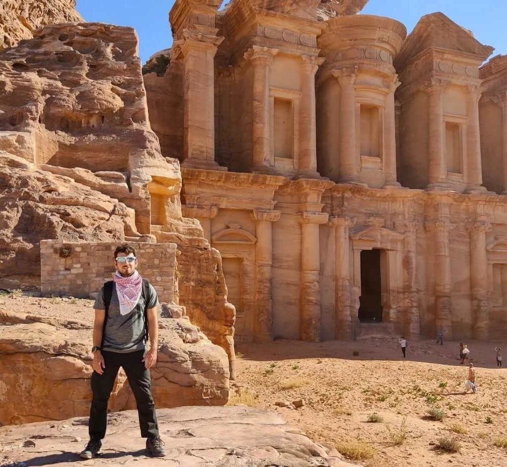 wonderful-photos-of-one-visitor-with-the-facade-of-the-temple-of-petra